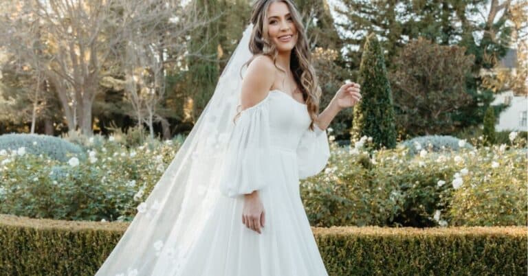 Simple Long Sleeve Wedding Dresses for Midsize to Plus-Size Brides