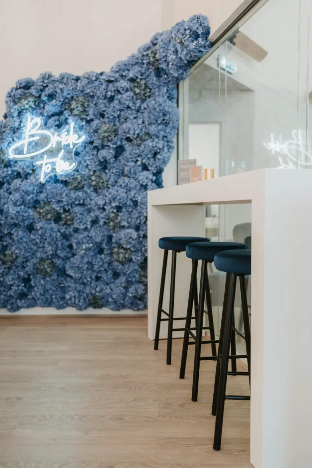 BijouxStore - who to bring wedding dress shopping